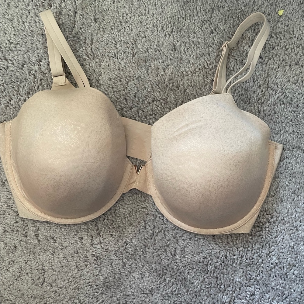 2 Victoria’s Secret Bras, SZ: 38 DDD/F